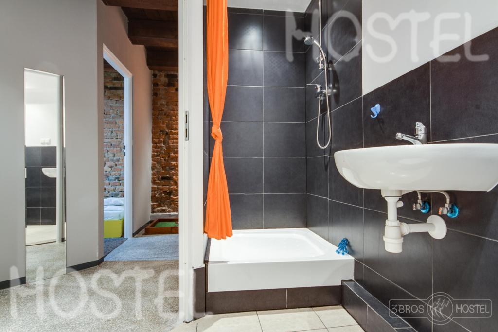 3 Bros' Hostel Cieszyn Цешин Экстерьер фото